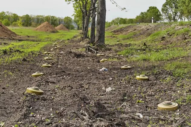 Pentru a se întoarce acasă, civilii ucraineni învață o nouă abilitate: detectarea minelor plantate de ruși