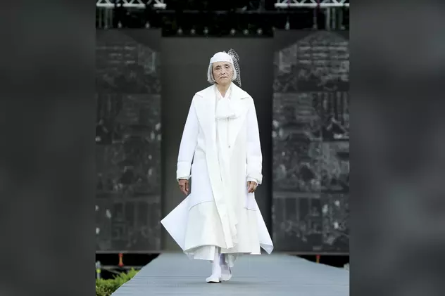 Povestea modelului care a debutat la 75 de ani pe scena festivalului de modă de la Iași. „Le-am adus un chec”