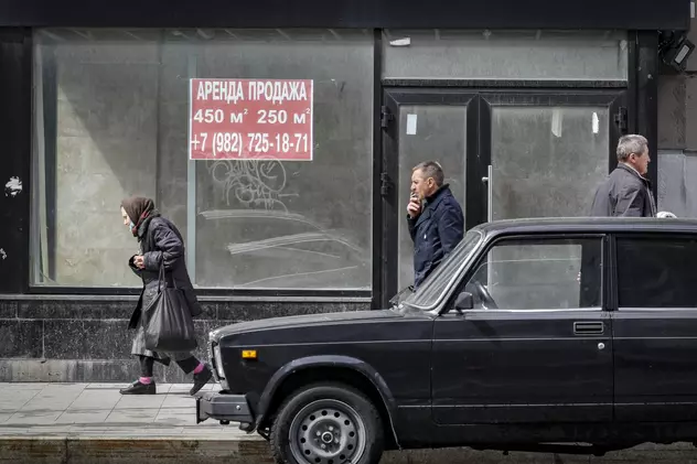 După trei luni de război, viața rușilor s-a schimbat profund. Economia se deteriorează, drepturile se restrâng, oamenii fug din țară