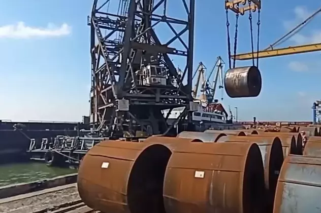 VIDEO | Cum fură rușii tone de oțel din Mariupol, cu vapoarele: „Nici măcar nu se mai ascund”