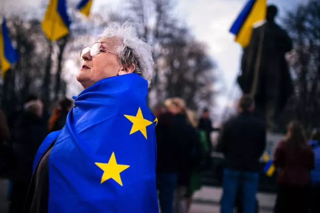O femeie din Luhansk, estul Ucrainei, învelită în steagul UE, la un protest pro-european din 15 aprilie, 2014. Foto: Profimedia