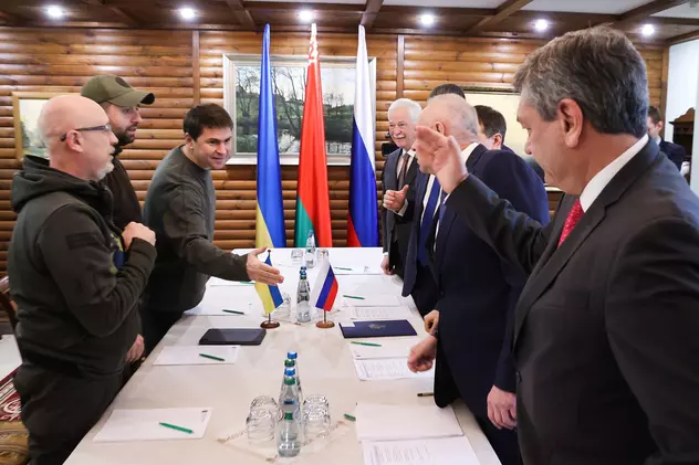 Negocierile pentru pace s-au transformat într-un război al declarațiilor. De ce se acuză Rusia și Ucraina
