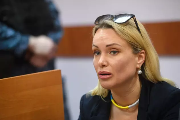 Marina Ovsiannikova, jurnalista care a protestat față de război, a fost dată în judecată de fostul soț. Ce riscă aceasta