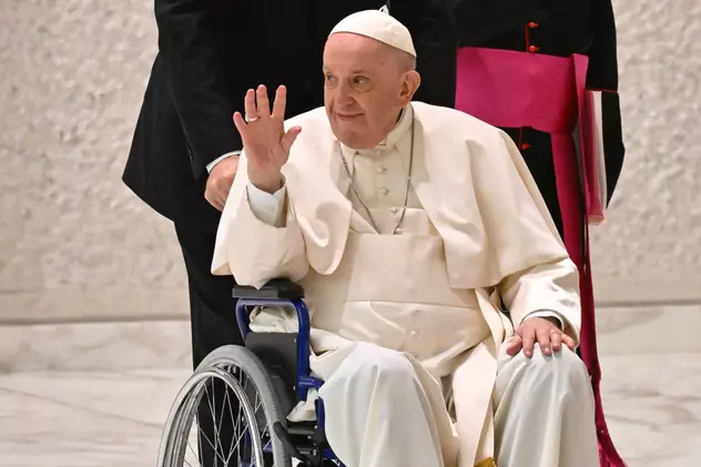 Pentru prima dată, Papa Francisc a folosit un scaun cu rotile în public după reapariţia problemelor la genunchi