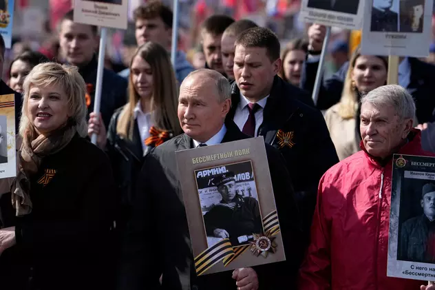 Sute de mii de oameni au defilat alături de Putin la marșul „Regimentului Nemuritor”, pe străzile Moscovei