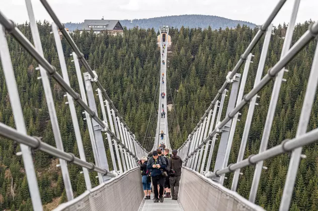 Cel mai lung pod pietonal suspendat din lume, inaugurat în Cehia. Cât costă traversarea lui