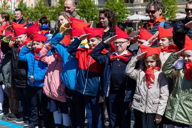 Mii de copii au fost aduși cu cravate roșii în fața Kremlinului. Ce spune simbolul „pionierilor” în toată Europa de Est?