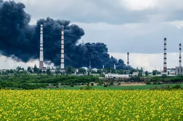 Ucraina a ajuns „complet dependentă” de importurile de combustibil, după ce rușii au distrus cea mai mare rafinărie din țară