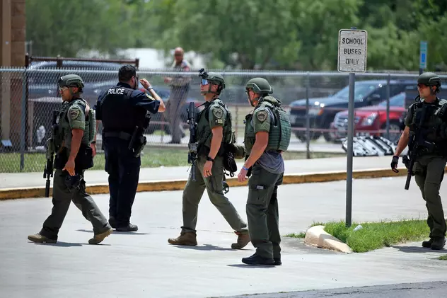 Poliția din Texas, acuzată că a intervenit cu întârziere pentru a opri atacul de la școala unde au fost uciși 19 elevi
