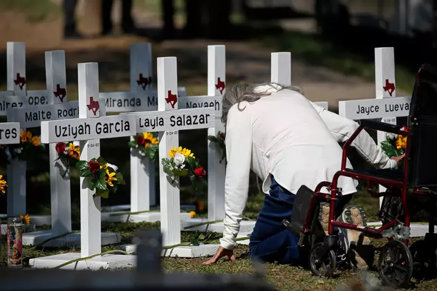 Părinții copiilor uciși în masacrul din Texas acuză că polițiștii au întârziat intervenția. Cât le-a luat să intre în școală și să-l împuște pe atacator