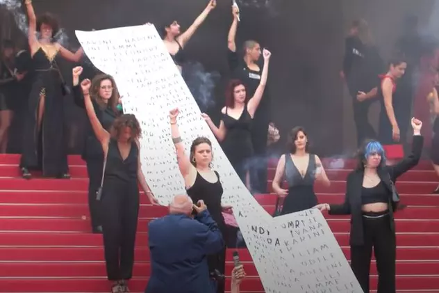 Un nou protest la Cannes. Mai multe feministe au manifestat cu fumigene pe covorul roșu