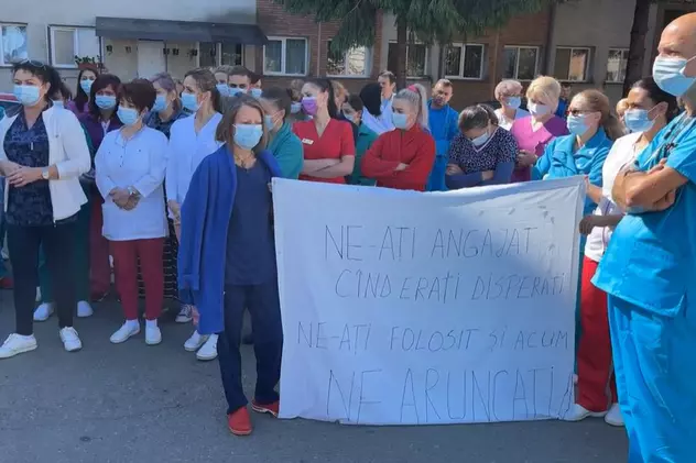 VIDEO | Protest în curtea spitalului din Aiud. Zeci de cadre medicale angajate în perioada pandemiei de COVID urmează să fie concediate