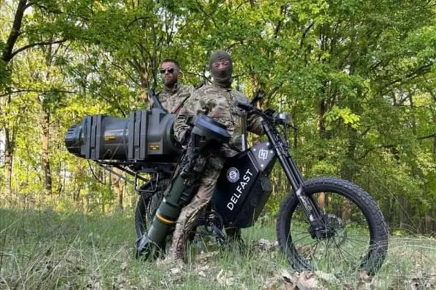 Imagini cu soldați ucraineni care atacă tancurile rusești cu rachete lansate de pe bicicletă electrică