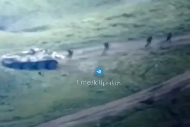 VIDEO | Soldații ruși sar din blindate și o rup la fugă abandonându-le când încep ucrainenii să le bombardeze coloana