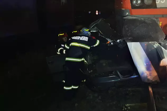 Un tânăr din Satu Mare a murit după ce mașina în care se afla a intrat sub locomotiva unui tren. Alte două persoane rănite