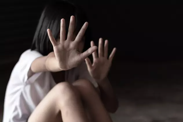 După ultimul termen din procesul în care acuză că a fost violată de la 11 ani, și-a luat bebelușul de 3 luni și a fugit de acasă. Un caz cât toată nepăsarea autorităților