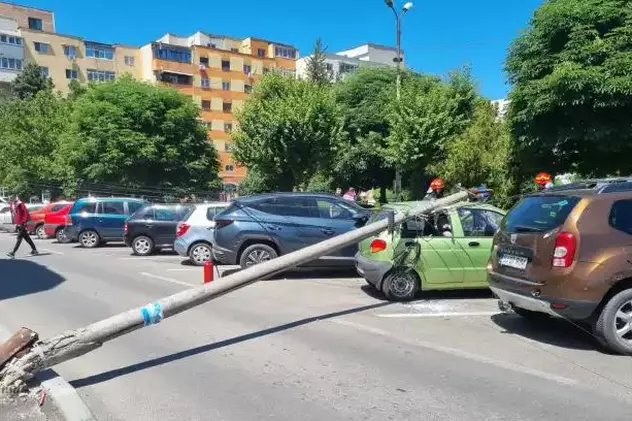 VIDEO |  Autoturism strivit sub un stâlp de curent, într-o parcare din Târgu-Jiu. Incidentul a avut loc în apropiere de o grădiniță
