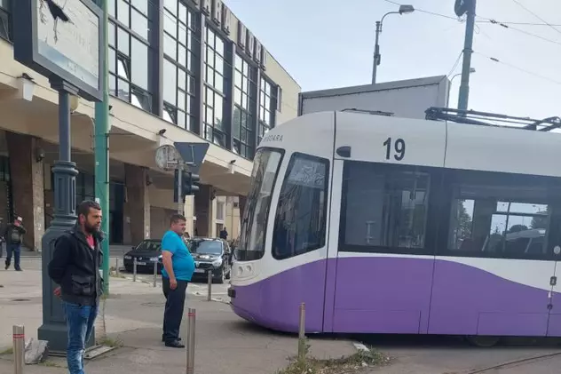 VIDEO. Momentul în care un tramvai deraiază în Timișoara în zona gării și ajunge pe trotuar