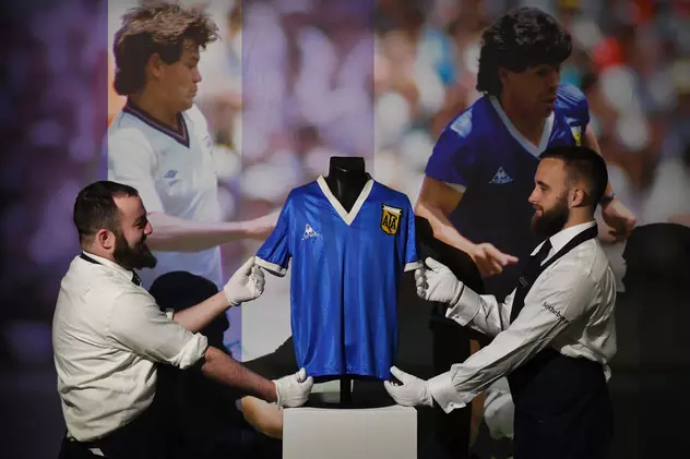 Tricoul purtat de Maradona contra Angliei în 1986, meci în care a marcat cu mâna, vândut cu peste 9 milioane de euro, o sumă-record all time. Foto: EPA