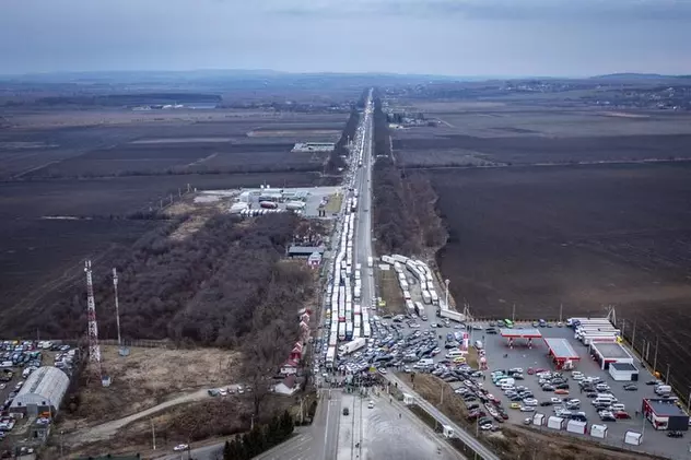 VIDEO | Sute de șoferi stau 14 ore în vama Siret, așteptând să intre cu camioanele în Ucraina