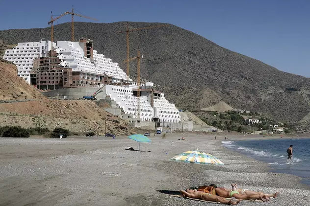 Motivul pentru care un hotel de lux de pe o plajă din Spania nu a fost finalizat de 18 ani și trebuie demolat. Proprietarul cere despăgubiri uriașe