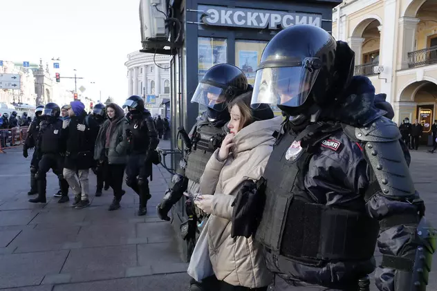 Cele patru femei din St. Petersburg care riscă pușcăria în baza noii legi a lui Putin privind „discreditarea armatei ruse”