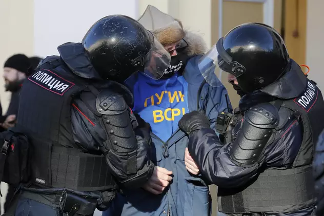 Un tribunal din Rusia a achitat un  bărbat care a afișat în St. Petersburg o pancartă cu „Războiul este pace”. Cum a motivat judecătorul