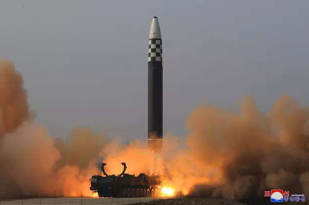 Coreea de Nord a lansat 3 rachete balistice în ziua în care a raportat primul focar de COVID-19