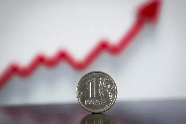 Rubla rusească atinge cea mai bună cotație în raport cu dolarul american, din martie 2020 până astăzi