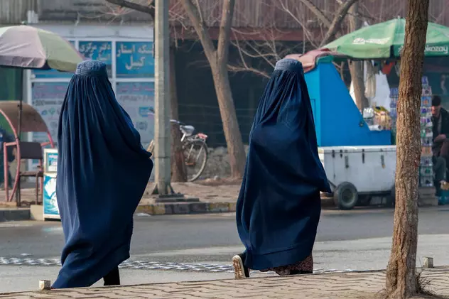 Regimul taliban obligă femeile din Afganistan să se acopere din cap până în picioare, în public