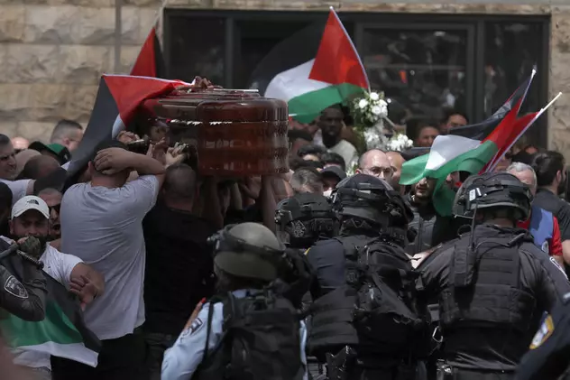 Incidente la Ierusalim, la înmormântarea jurnalistei Shireen Abu Akleh. Poliția i-a lovit cu bastoanele pe cei care purtau sicriul