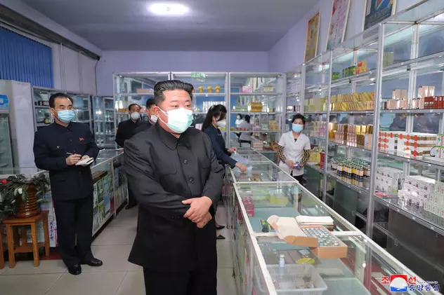 Coreea de Nord încearcă să scape de primul său val COVID anunțat oficial cu ceai și apă cu sare