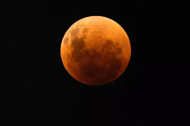 Prima SuperLună din 2022, una extrem de rară, numită „sângerie”, văzută în timpul eclipsei totale de noaptea trecută