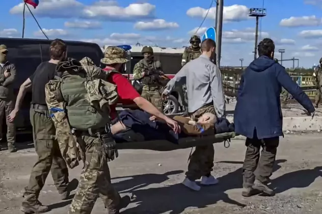 Filmul evacuării luptătorilor ucraineni din uzina Azovstal. Au fost duși în zone controlate de ruși, de unde urmează să fie predați Kievului