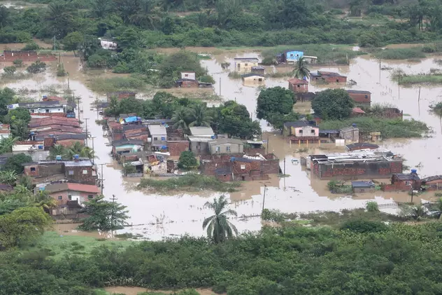 Imagini din elicopter cu zonele afectate de inundații. Foto: EPA