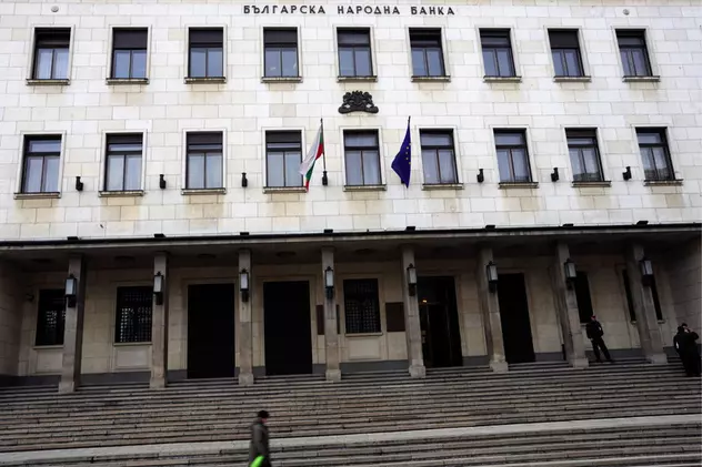 O femeie trece pe lângă clădirea Băncii Naționale Bulgare din Sofia, Bulgaria. Foto: EPA