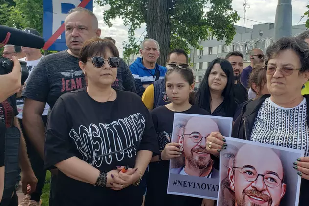 Protest la poarta penitenciarului Rahova în favoarea lui Piedone. Mesaj surpriză pe una dintre pancarte