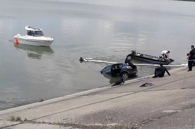 VIDEO | O maşină a plonjat în barajul de la Mihăileşti. Șoferul a fost transportat la spital