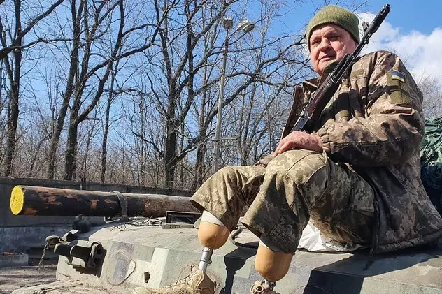 „Cu astfel de eroi nu putem fi învinși!”. Veteranul ucrainean Vasil Ștefko luptă pe front, deși a rămas fără picioare