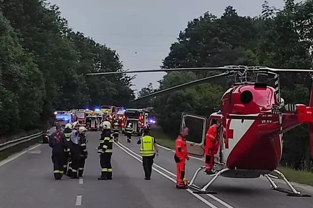 Accident feroviar cu zeci de răniți, în Slovacia. Trenul a fost lovit de locomotiva trimisă să-l tracteze