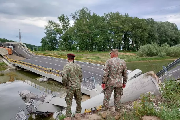 Armata caută soluții pentru reluarea transportului peste Siret, după prăbușirea podului de la Luțca