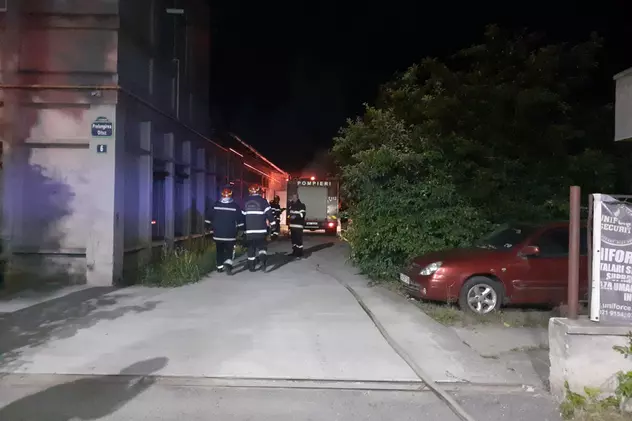Incendiu la un depozit de hârtie igienică din Ilfov. Au intervenit mai multe echipaje de pompieri