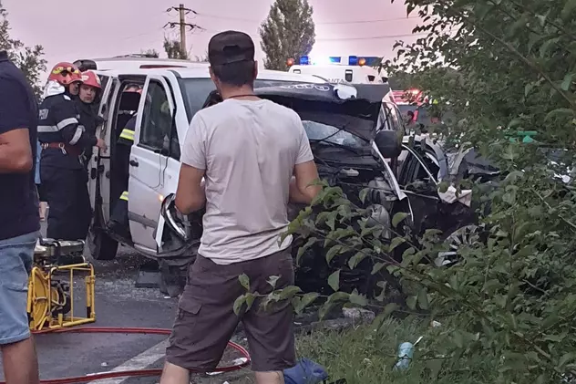 12 persoane rănite, după ce un microbuz și o mașină s-au ciocnit în Dâmbovița. A fost activat Planul roșu de intervenție