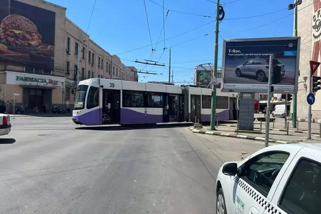 Un tramvai din Timișoara a ajuns pe trotuar după ce a deraiat de pe șine