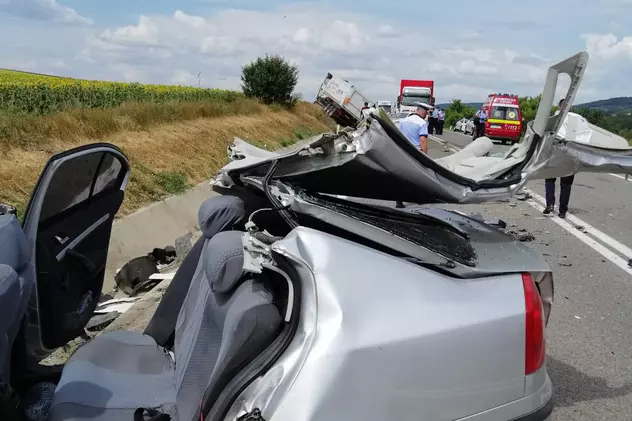 Accident grav în Vaslui. O femeie a murit după ce a intrat cu mașina într-un TIR, acul vitezometrului s-a oprit la 140 km/h