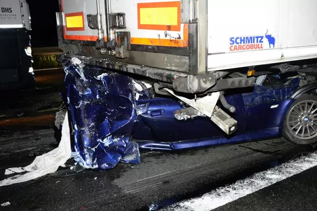 Un șofer român a fost prins la mijloc în cel mai cumplit accident din această săptămână, din Germania, și se luptă să scape cu viață
