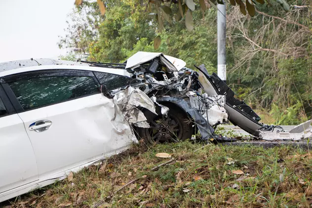 Cum au scăpat fără o zgârietură din accidente cu daună totală mai mulți șoferi din Vaslui. Schemă de fraudă cu firme de asigurări și „cascadori”