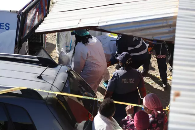 Cei 21 de morți găsiți într-un club în Africa de Sud aveau între 13 și 17 ani. Șeful Poliției a izbucnit în plâns la morgă