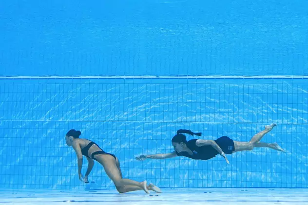 FOTO | Momentul în care o înotătoare leșinată în bazin e salvată de antrenoare, la Mondialele din Budapesta