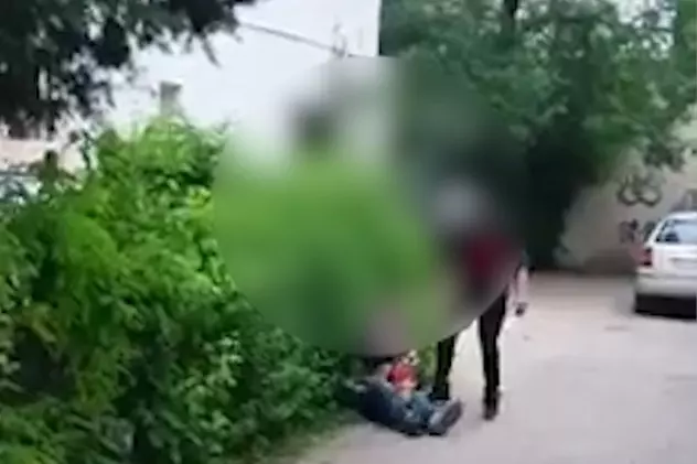 VIDEO. Bărbat filmat pe o stradă din Bârlad în timp ce lovește cu brutalitate un vârstnic, de față cu un copil: „Gata, tati, gata!”
